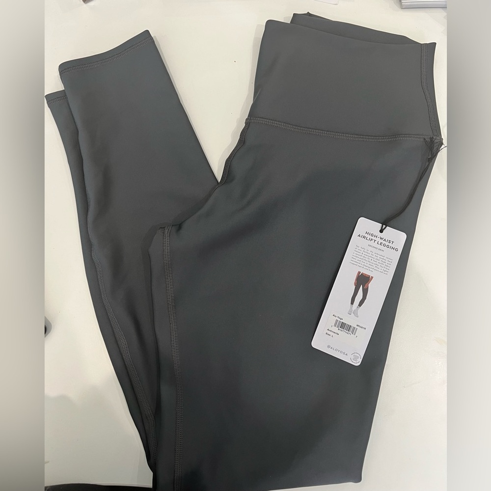 New with tags. ALO Yoga Airlift High waist leggings in Anthracite. Size L. - Picture 4 of 4